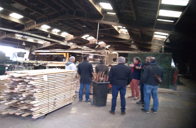 Elus référents forêt-bois : visite d'une scierie de chêne dans l'Orne